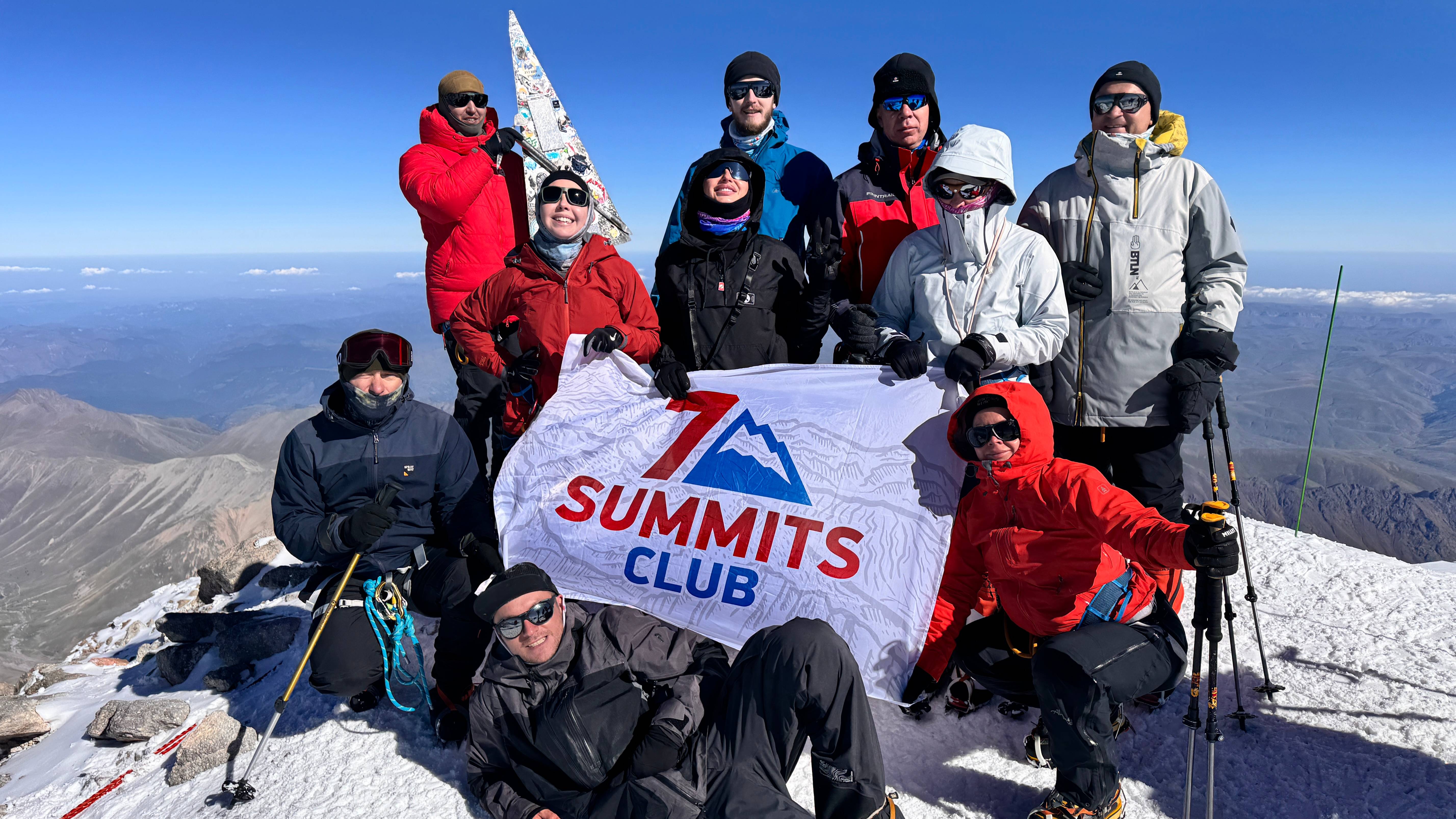 «Очень организованная группа» совершила очень организованное восхождение на вершину Эльбруса