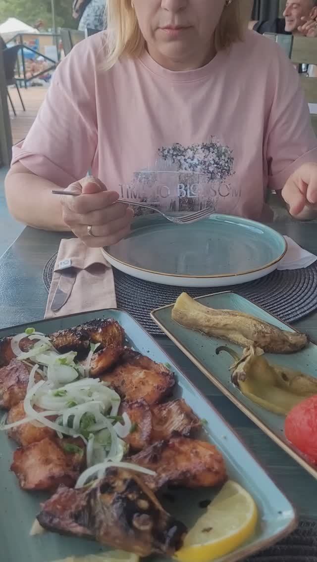 Пообедали на озере Севан в Армении#shorts