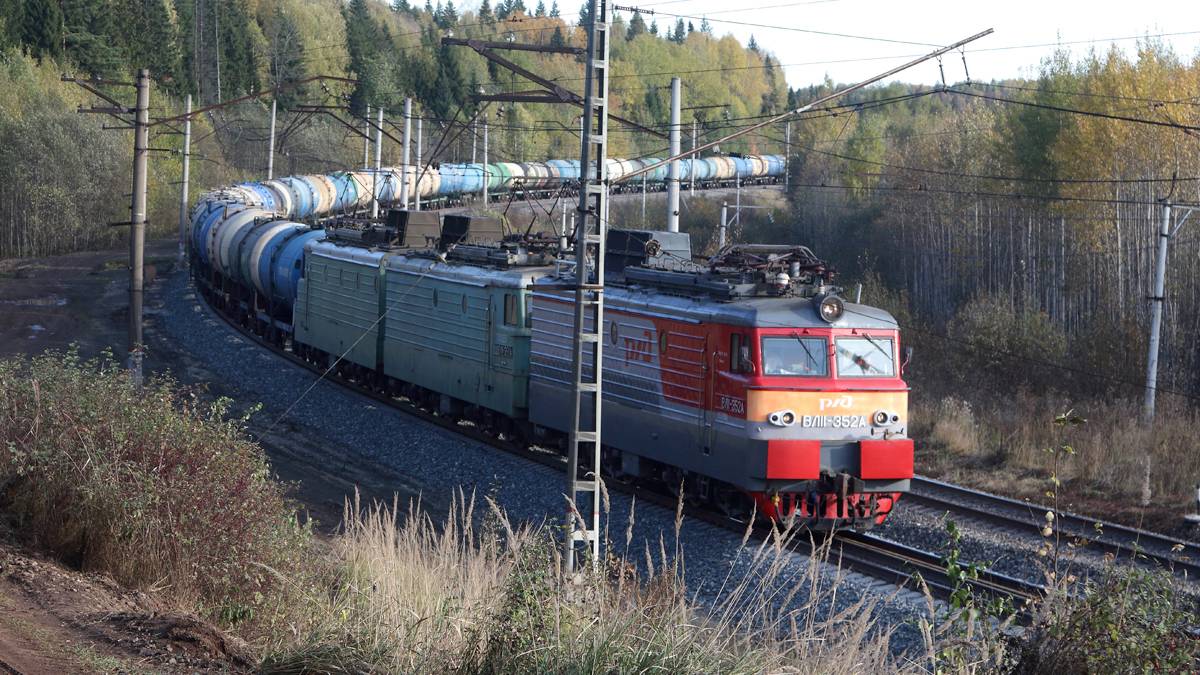 Граница Пермского края и Удмуртии. Поезда в лесу на перегоне Кузьма - Бородулино Свердловской жд