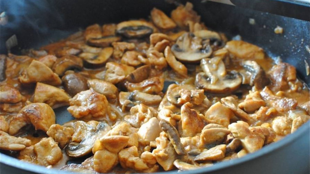 Бефстроганов с курицей и грибами. Легкий рецепт.