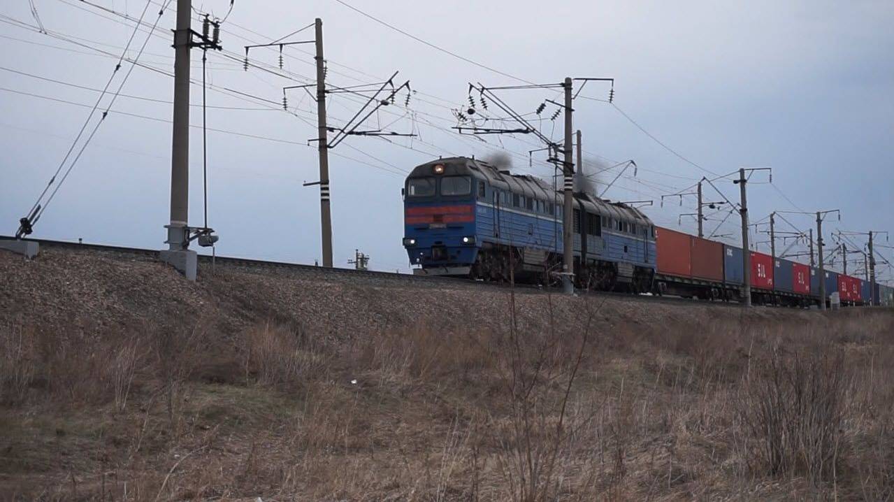 Тепловоз 2ТЭ116У-0076 с контейнерным поездом.