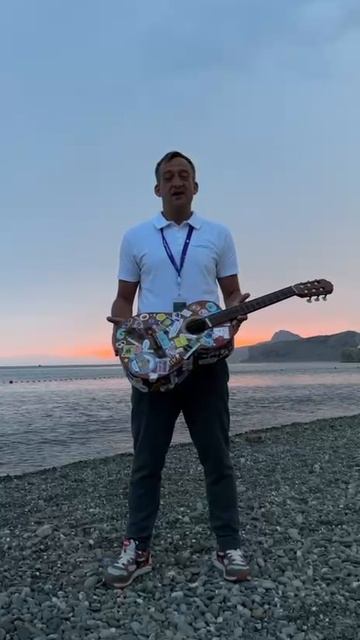 Университет ПромТехДизайн передал гитару в зону СВО