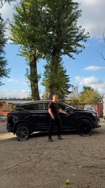 Geely Coolray на примерке дисков в 18-ом диаметре