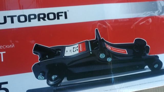 Бюджетный низко профильный переносной домкрат грузоподъёмностью 2,5 тонны распоковка