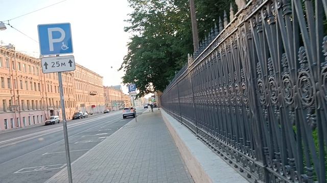 Прогулка по улице Садовой в Петербурге рано утром