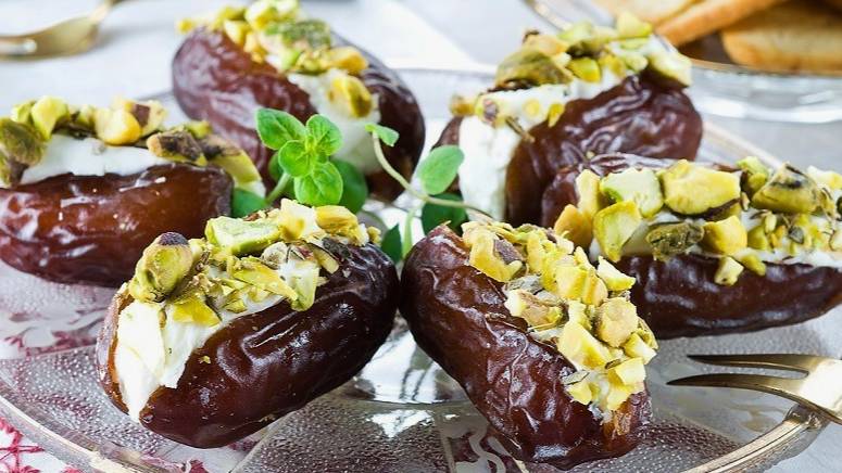 Фаршированные финики с творожным сыром, орехами и мёдом.