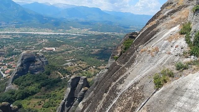 А внизу-Каламбака и Кастраки-греческие деревушки!