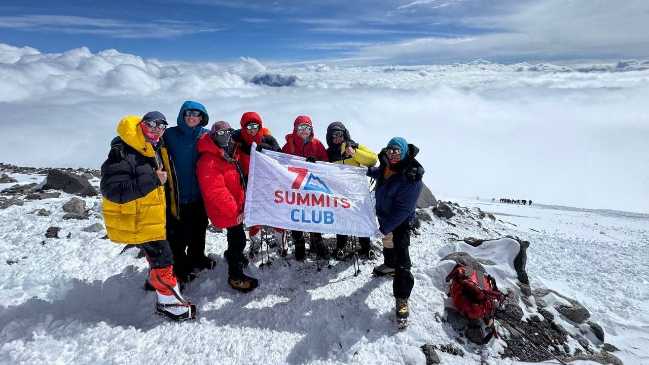 Группа Клуба 7 Вершин «Смело с мелом»  на акклиматизации и тренировочных занятиях