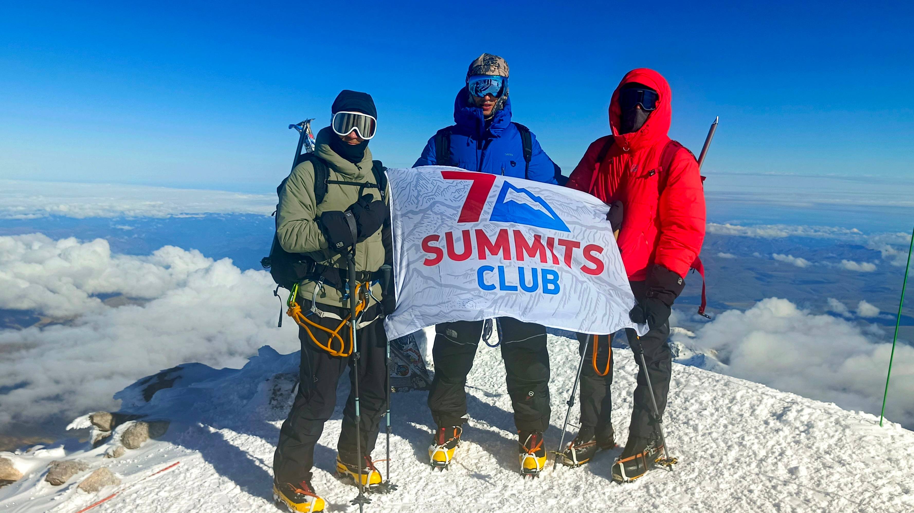 Группа Клуба 7 Вершин «Высотники»  выходит  на вершину Эльбруса