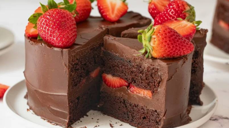 Торт в шоколаде с клубникой.