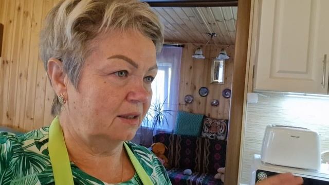 СЪЕЗДИЛИ В ГОРОД В "ПЯТЕРОЧКУ". ГОТОВЛЮ ЛЕЧО НА ЗИМУ, А ЛЁШИК ВСЁ ВОЗИТСЯ С ЯБЛОКАМИ.