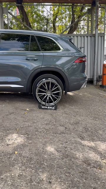 Geely Monjaro на примерке дисков в 20-ом диаметре