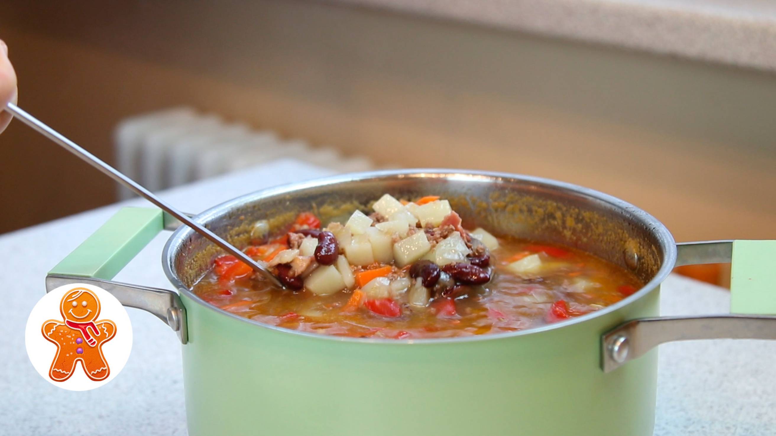 Быстрый мясной суп с фасолью