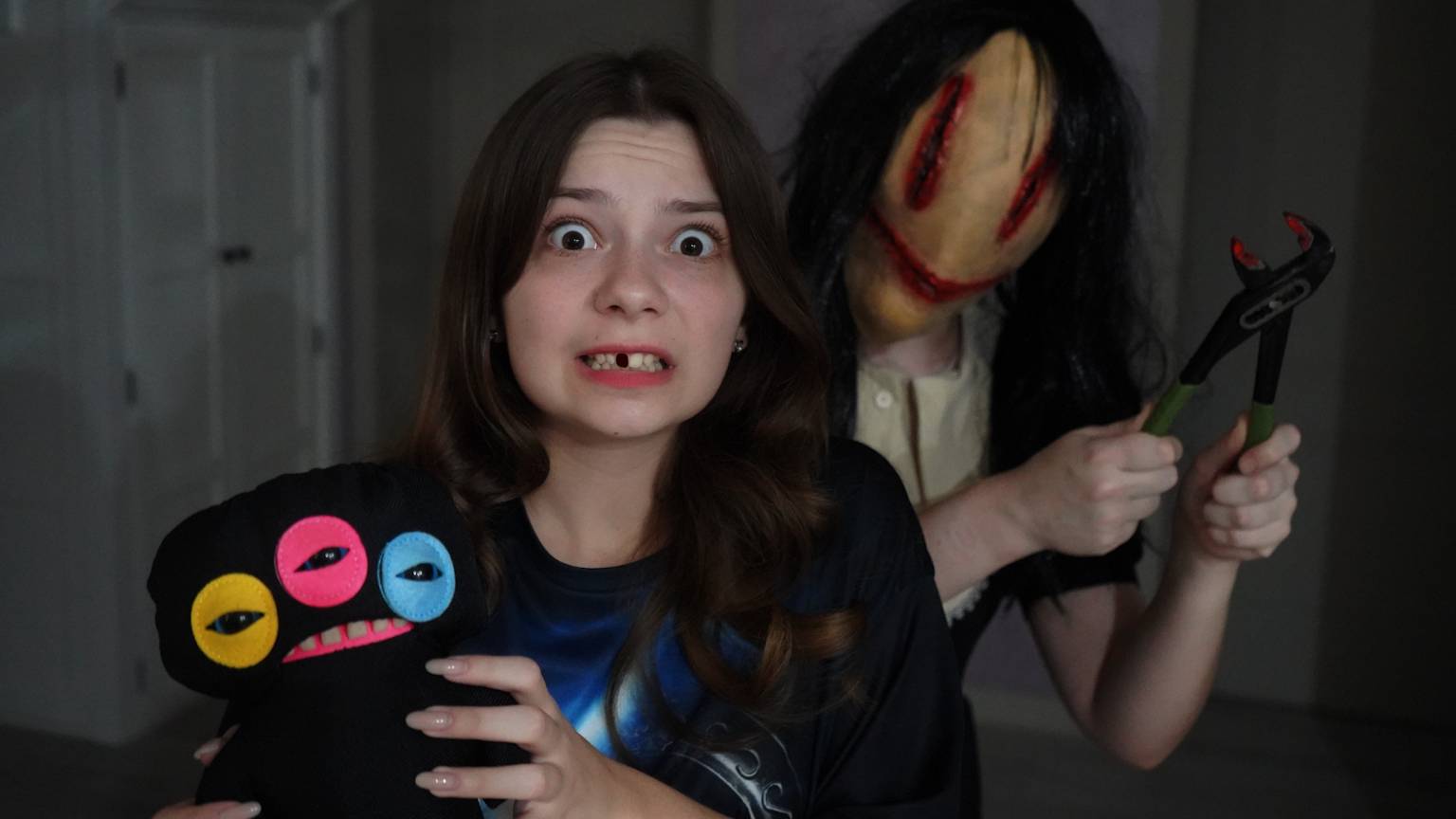 СЕСТРА СМАЙЛИ И ФУГЛЕР ОХОТЯТСЯ ЗА ЗУБАМИ! СТРАШИЛКА