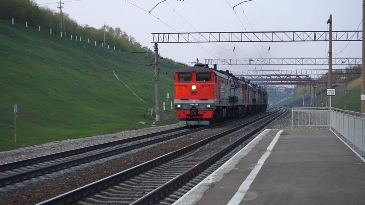 Тепловоз 2ТЭ10М-3389 с перегоняемыми 2ТЭ10М-0404 и 2ТЭ10М-2959. Звук 10Д100.