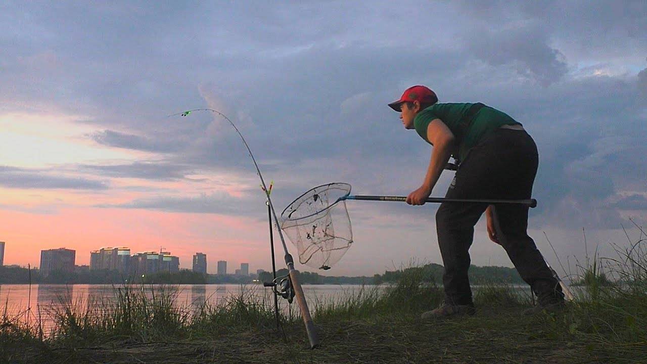 РЕЧНОЙ МЕЛЯК ВЫДАЛ КРУПНЯК! Закинул донки и ПОПЁРЛО! Ночная рыбалка 2025