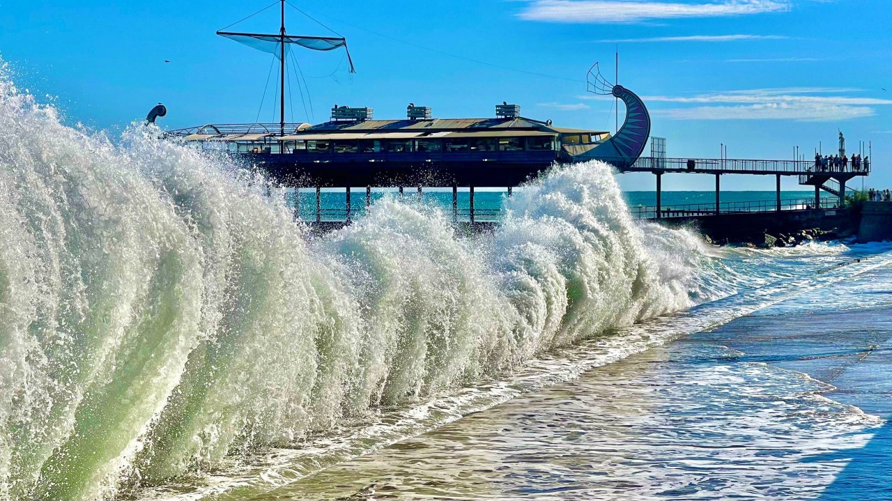 ЯЛТА. ШТОРМ ЗАВОРАЖИВАЕТ! Набережная битком! Все пришли смотреть на волны! Бархатный сезон 2025