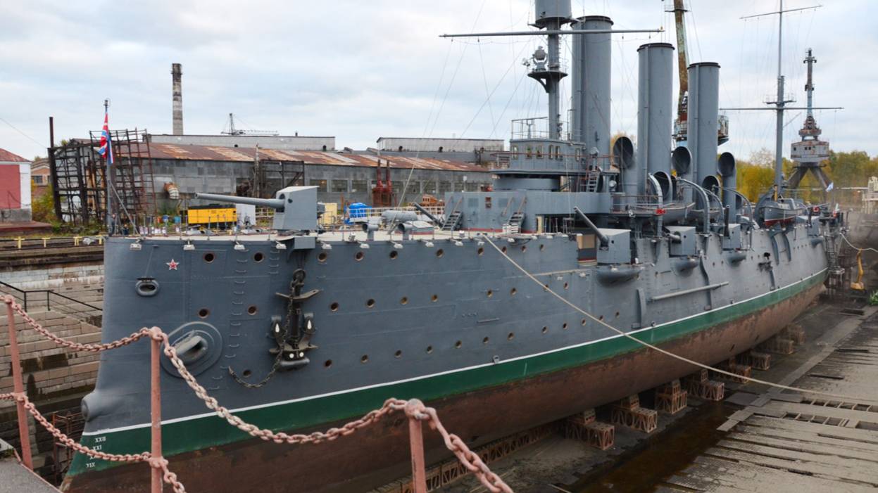 Крейсер "Аврора" и ледокол "Красин" в доке Морзавода (2014)