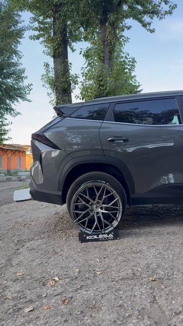 Geely Cityray на примерке дисков в 19-ом диаметре