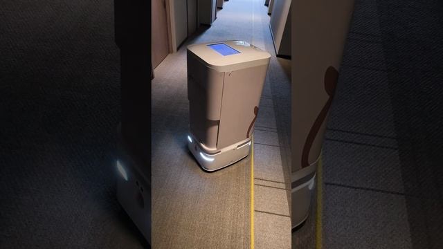 Роботы - доставщики в отеле