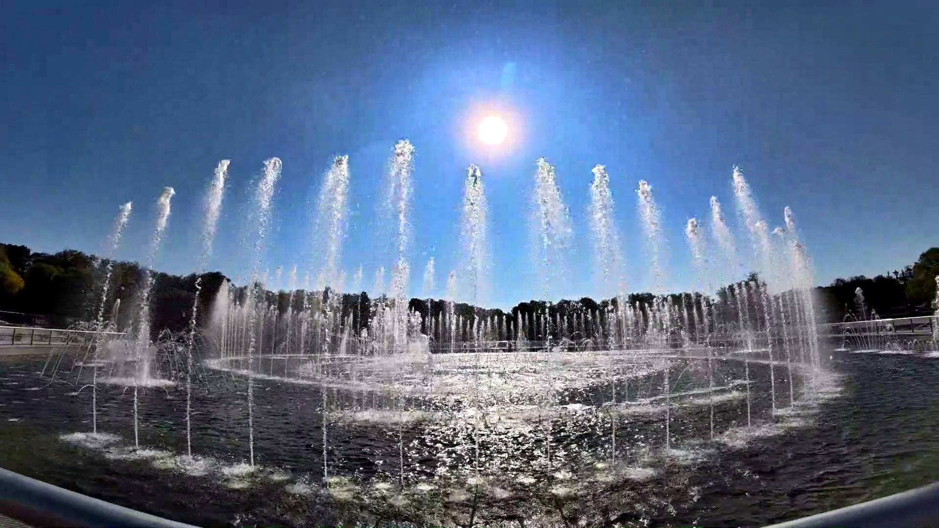 Музей-заповедник Царицыно. Фонтан. Послушайте шум фонтана. Радуга в струях воды.