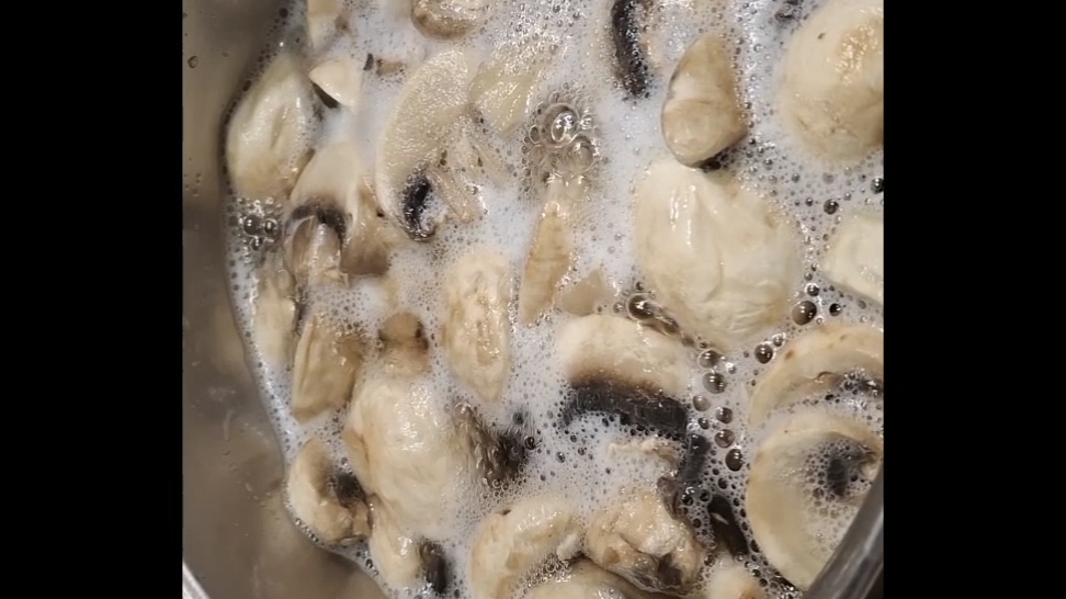 Ой, мой крутой грибной суп перевернулся.