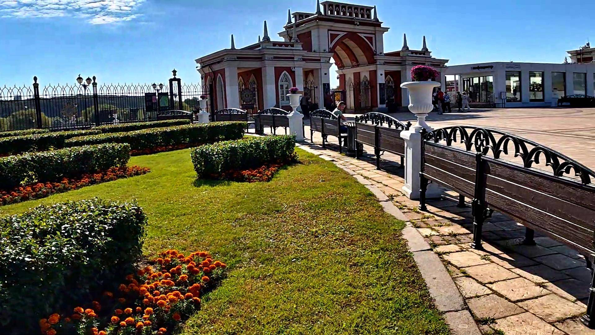 Решили прогуляться. Музей-заповедник Царицыно. Центральные ворота. Солнечный день. Бархатцы.