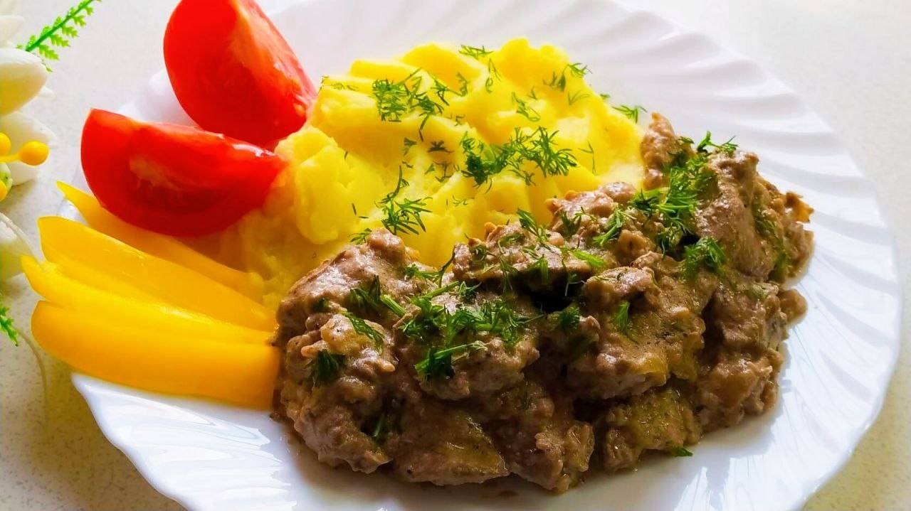 Куриная печень тушеная в сливочном соусе. Быстро и вкусно