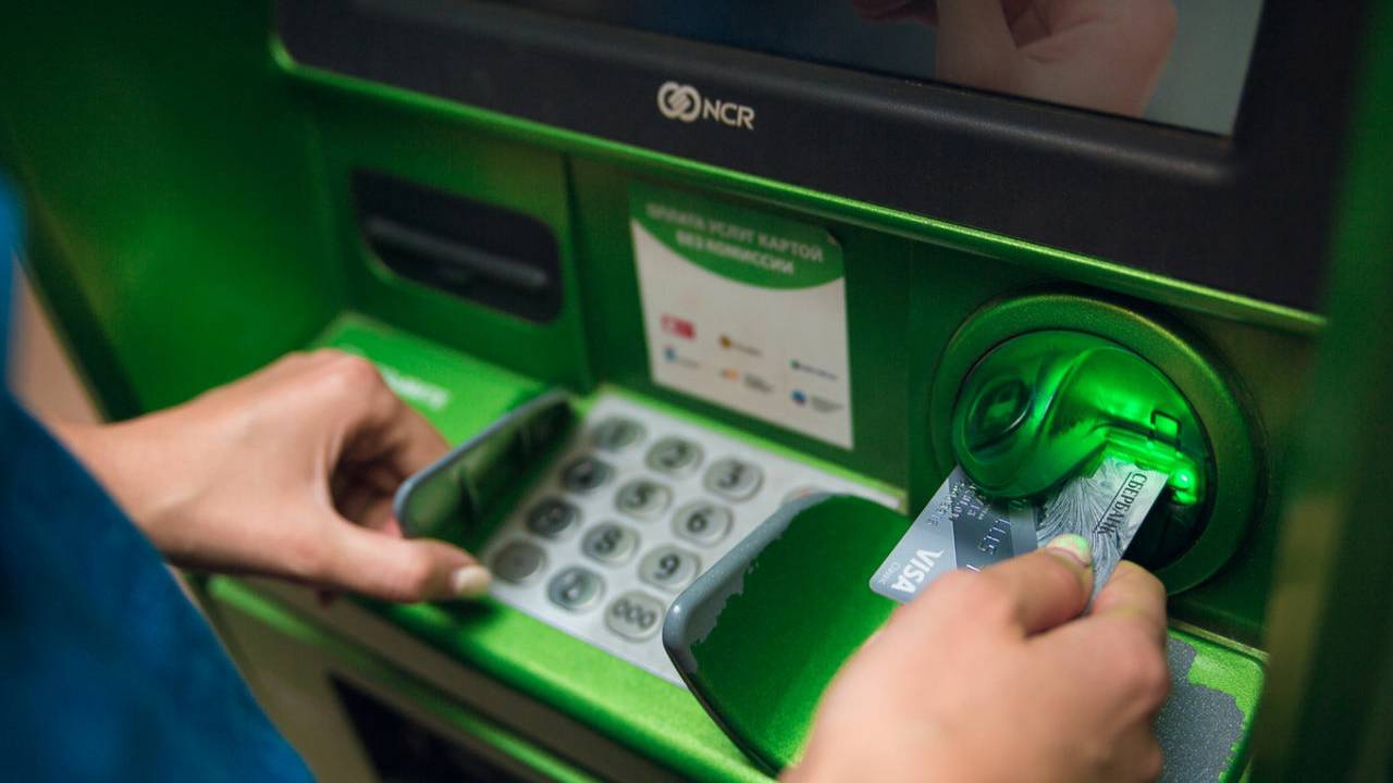 Банки  определили признаки мошеннических операций при снятии наличных в банкоматах