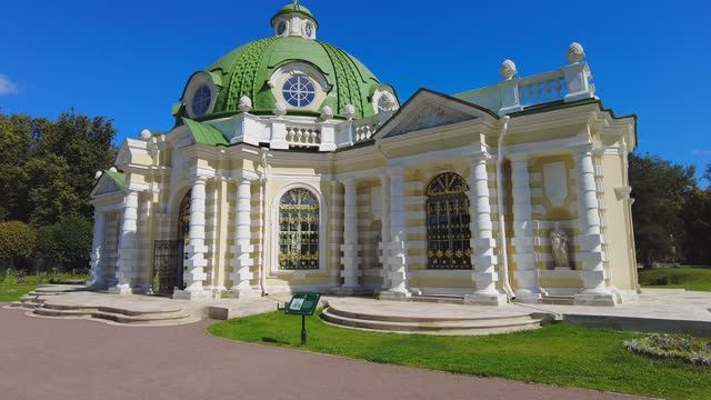 Зайдя в грот усадьбы Кусково, мы раскрыли рты. Тут уникально всё. Настоящая отделка с 18 века.