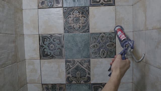 Силиконавый герметик проходим углы и примыкания скрытого люка часть 5.