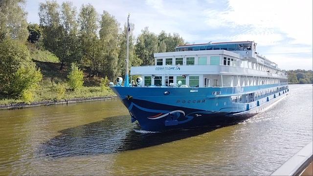 Теплоход Россия идёт по каналу