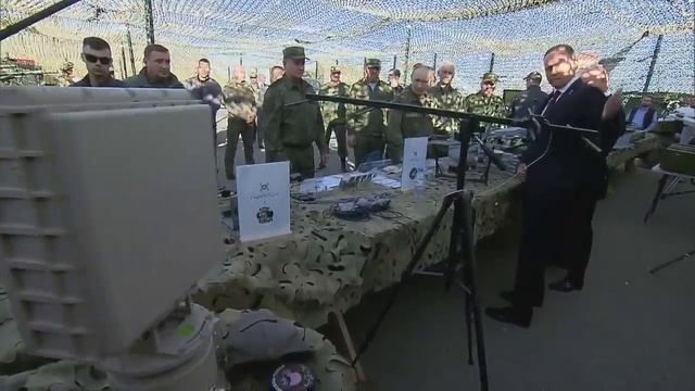 Путин примерил тепловизионные очки на учениях "Запад-2025" в Нижегородской области.