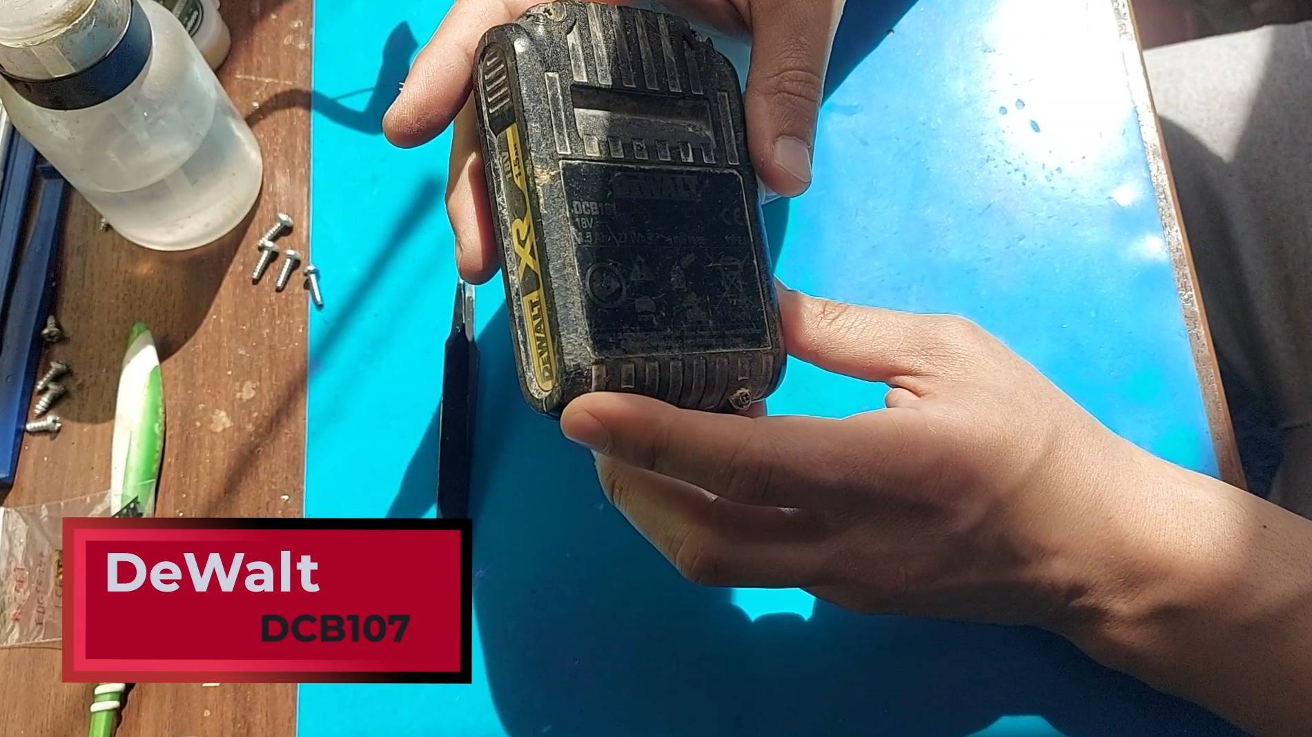 Как заменить аккумуляторы в шуруповерте DeWalt DCB107