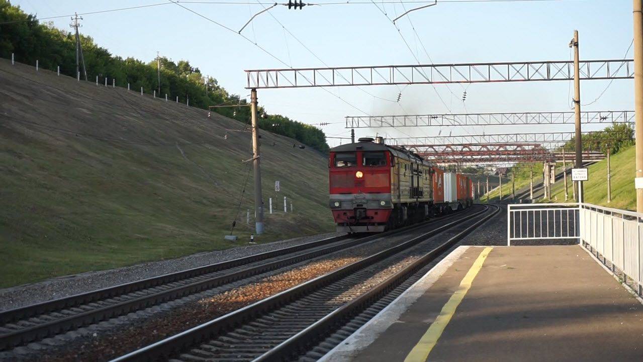 Тепловоз 2ТЭ10М-3263 с контейнерным поездом на подъёме.