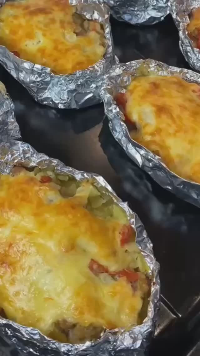 Запеченный картофель с фаршем и сырной шапочкой.