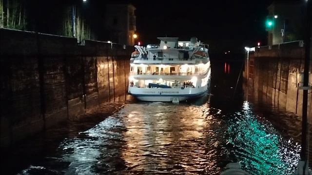 ночью в шлюзе