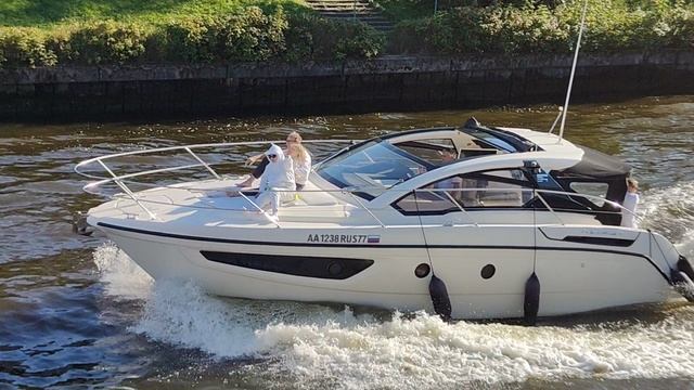 яхта обгоняет теплоход