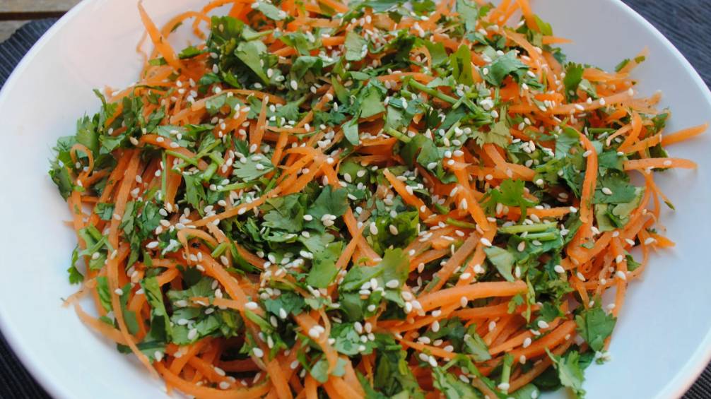 Салат из обжаренной моркови с асафетидой, солёными огурцами, кукурузой и адыгейским сыром.