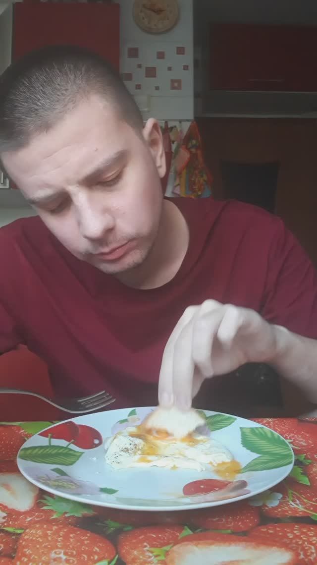 Быстро ем: "Жареные яйца"