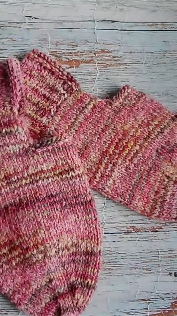 Следочки из пряжи ручного окрашивания.