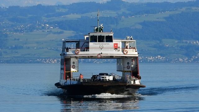 грузовой паром на озере