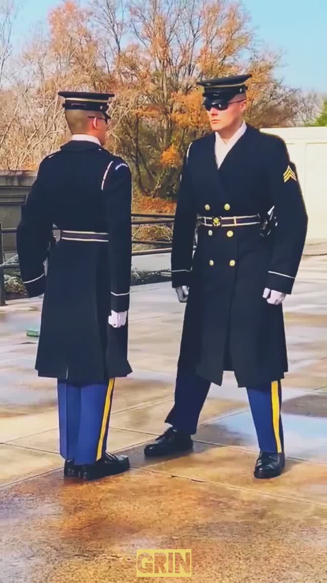 Смена караула у мемориала неизвестному солдату на Арлингтонском кладбище...😎