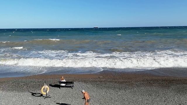 Ялта. 13 сентября 2025. Сильный шторм отодвинул отдыхающих.