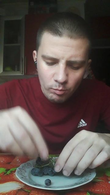 Ем: "Виноград"