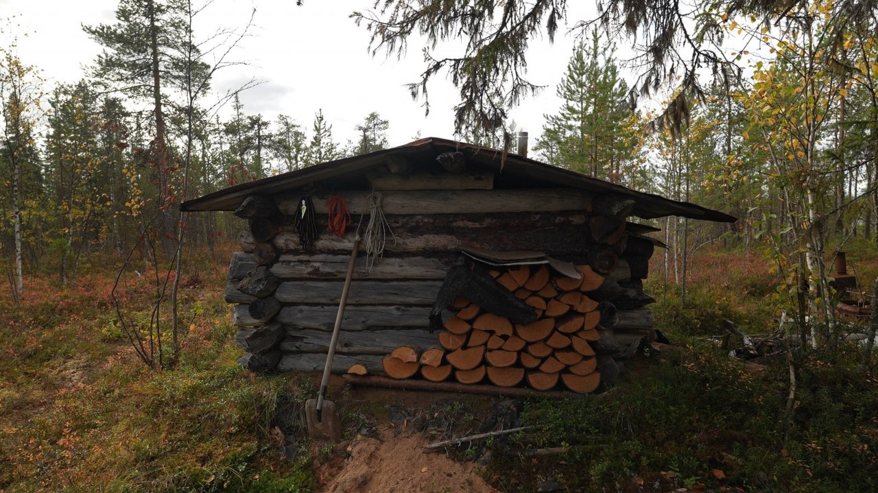 Поймал озёрного монстра. 4 дня в старой избе. Пеший поход.