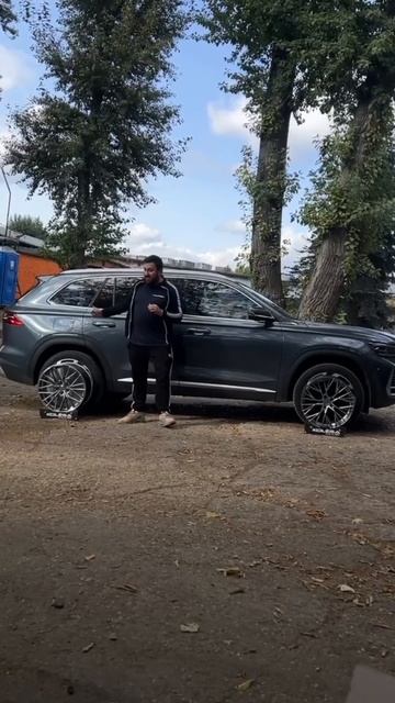 Geely Monjaro на примерке дисков в 19-ом диаметре