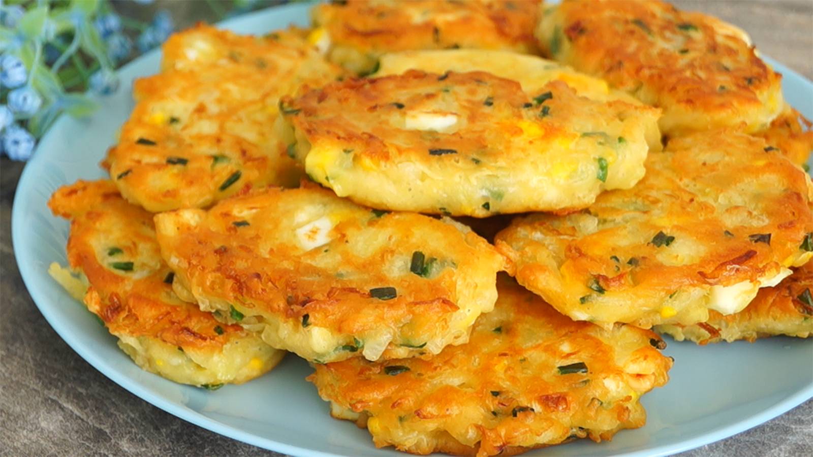 Оладьи - не оладьи, пирожки - не пирожки. На завтрак - это просто бомба. Очень вкусно