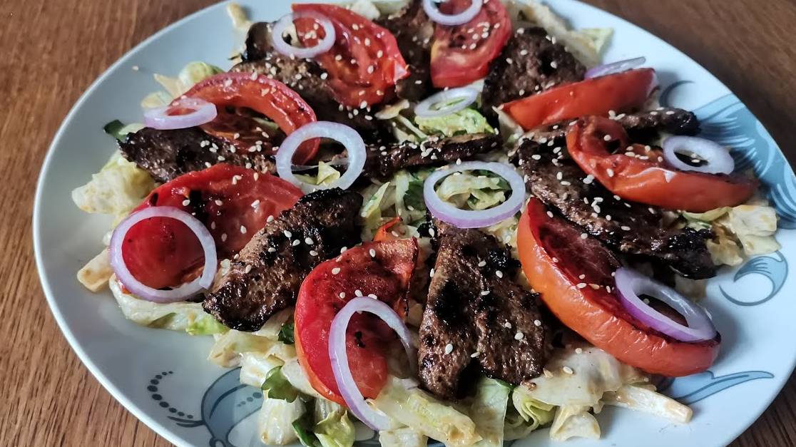 Салат с печенью и печёными томатами — оригинальный рецепт на каждый день