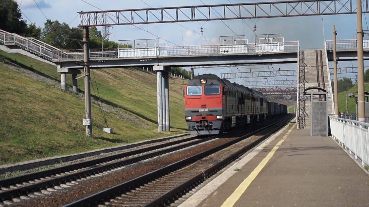 Тепловозы 2ТЭ116У-0284 и 2ТЭ116У-0202. Двойная тяга залетает на подъём.